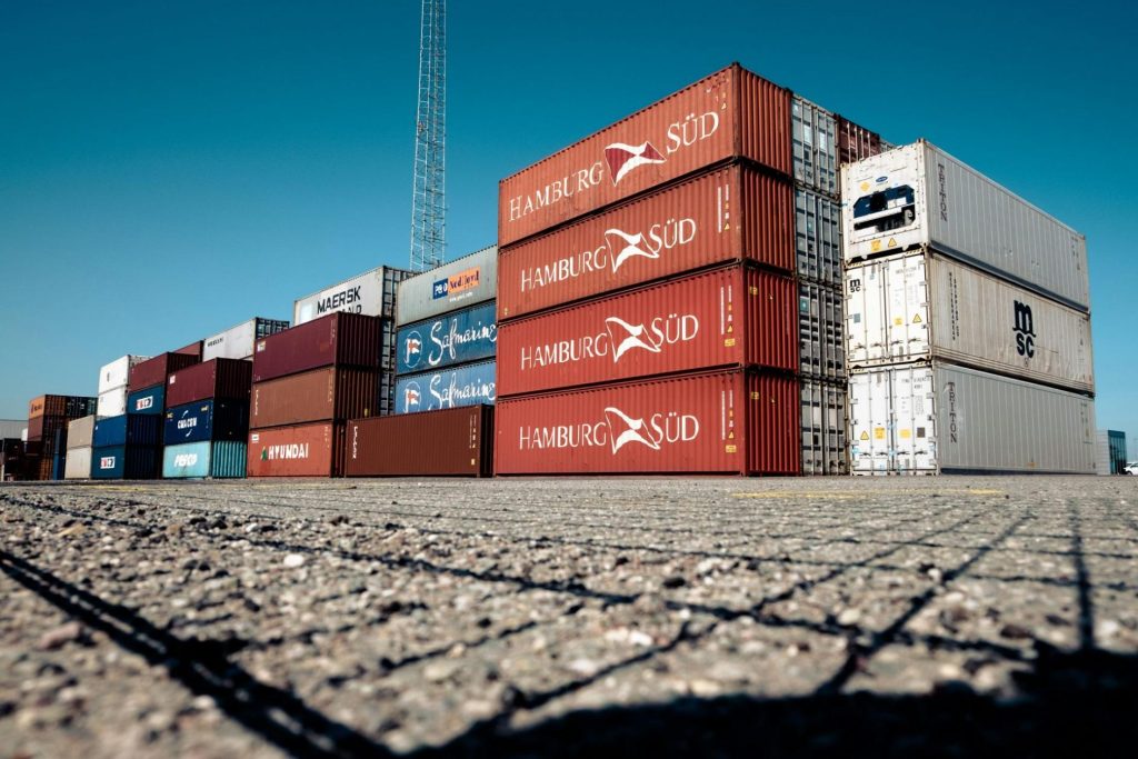 Mehrere Container auf Asphalt, T&L Container Planning GmbH